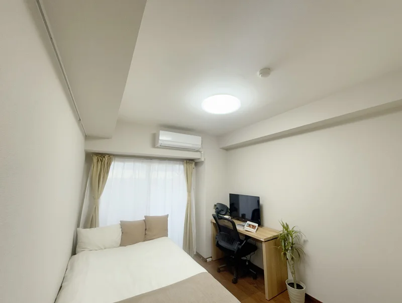写真はお部屋のイメージです。ラグなどの室内装飾はございません。