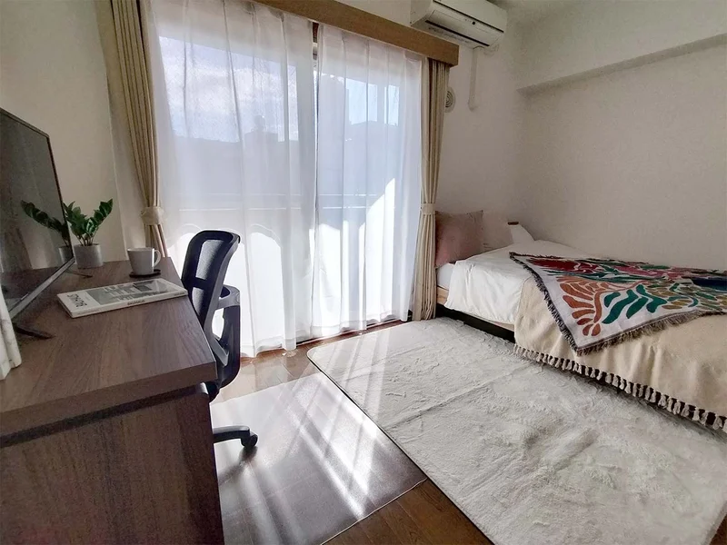 写真はお部屋のイメージです。ラグなどの室内装飾はございません。