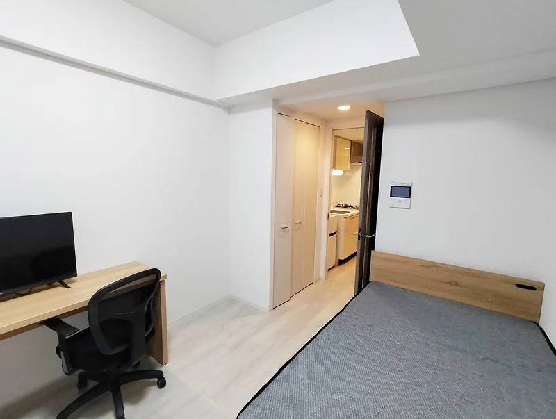 写真はお部屋のイメージです。ラグなどの室内装飾はございません。