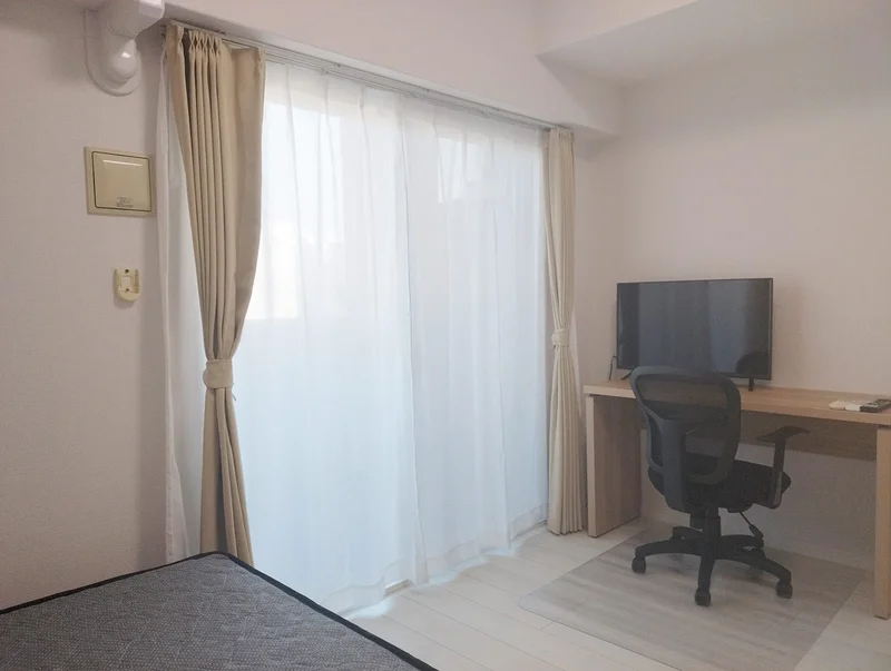 写真はお部屋のイメージです。ラグなどの室内装飾はございません。