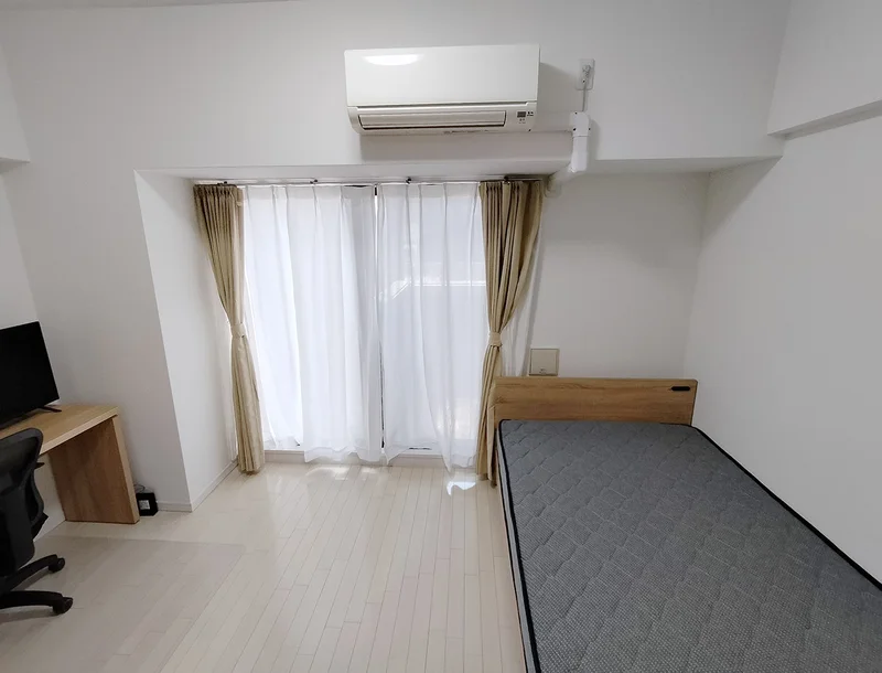 写真はお部屋のイメージです。ラグなどの室内装飾はございません。