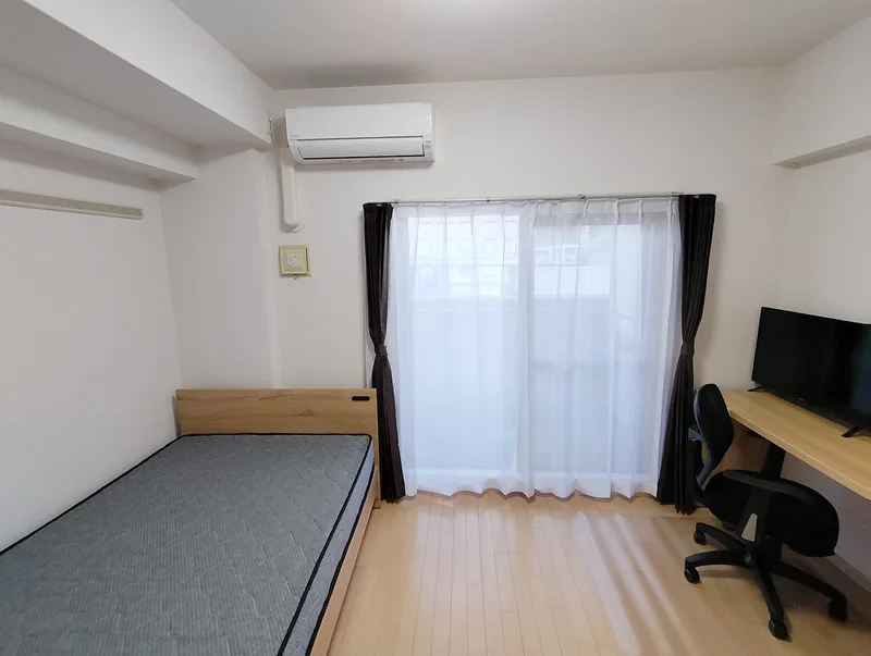 写真はお部屋のイメージです。ラグなどの室内装飾はございません。