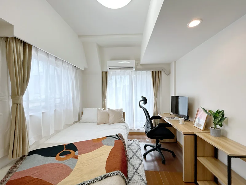 写真はお部屋のイメージです。ラグなどの室内装飾はございません。