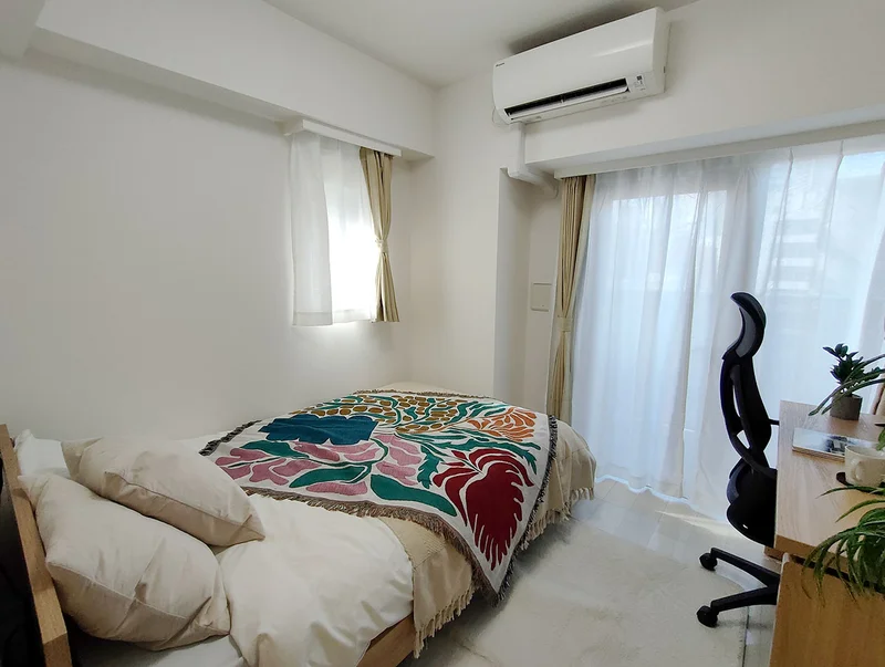 写真はお部屋のイメージです。ラグなどの室内装飾はございません。