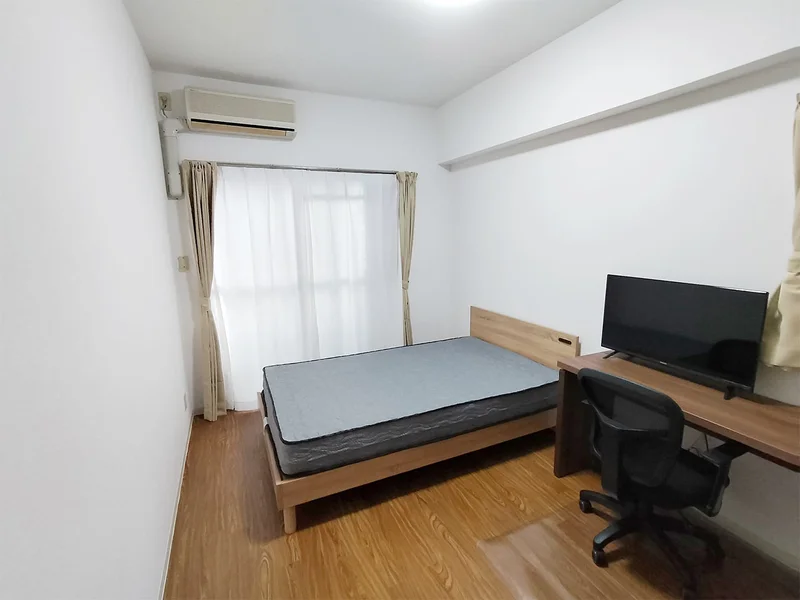 写真はお部屋のイメージです。ラグなどの室内装飾はございません。