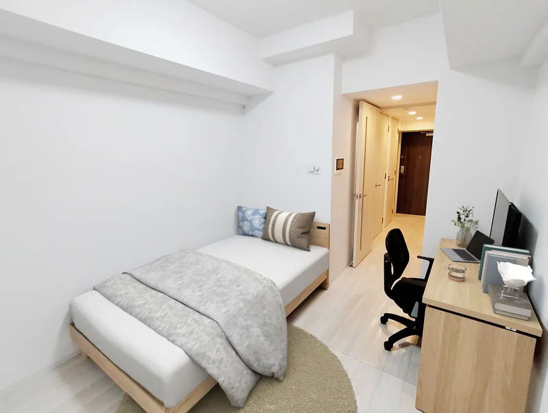 写真はお部屋のイメージです。ラグなどの室内装飾はございません。