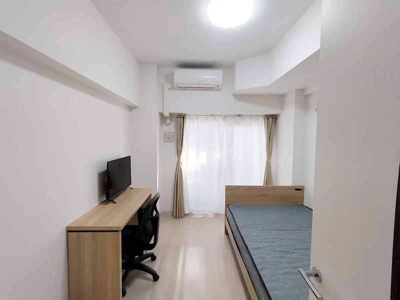 写真はお部屋のイメージです。ラグなどの室内装飾はございません。