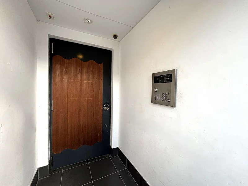 オートロック付なので、安心して生活できます♪重厚な扉は武家屋敷をイメージしたコンセプトマンションです！