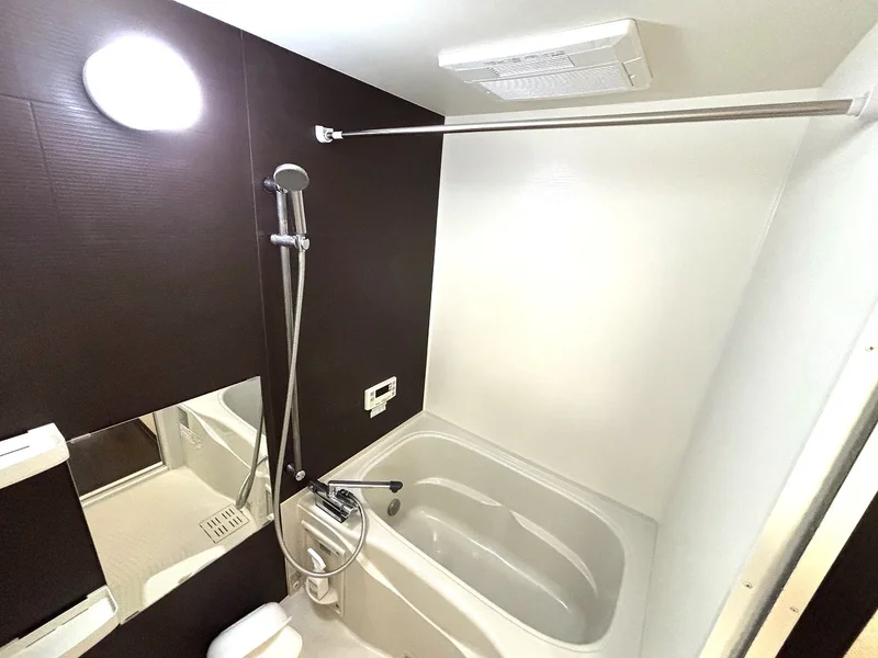 バストイレは別♪そして嬉しい浴室乾燥機付き！バスルームには風呂桶・風呂イス・風呂用洗剤・スポンジをご用意しておりますのでぜひご活用ください！