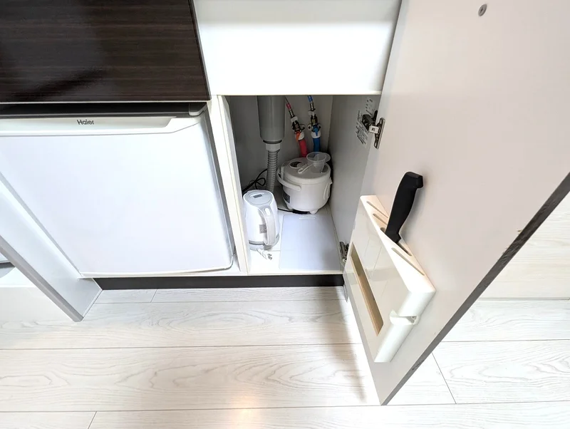 キッチンの下にも収納あり！