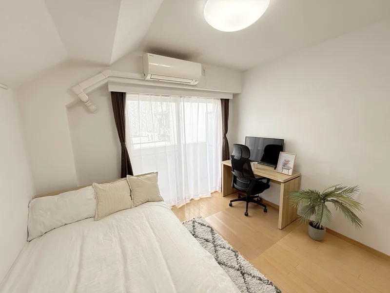 写真はお部屋のイメージです。ラグなどの室内装飾はございません。