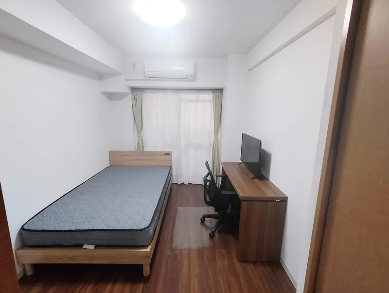 写真はお部屋のイメージです。ラグなどの室内装飾はございません。