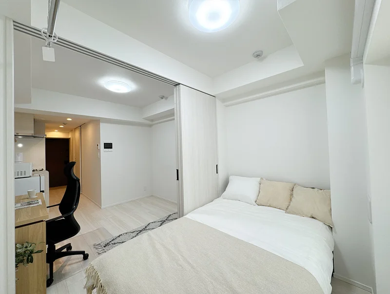 写真はお部屋のイメージです。ラグなどの室内装飾はございません。