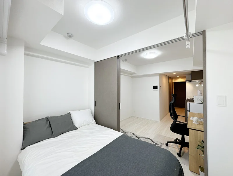写真はお部屋のイメージです。ラグなどの室内装飾はございません。