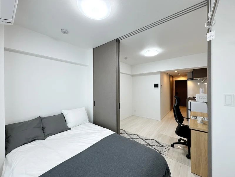 写真はお部屋のイメージです。ラグなどの室内装飾はございません。