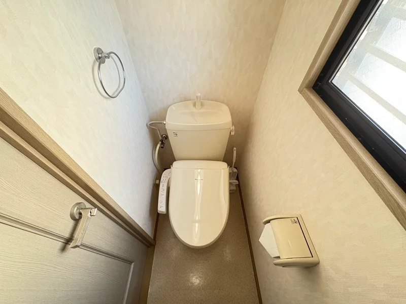 ウォシュレットつきのトイレです。老若男女皆様に安心してご利用いただけますね☆トイレにもトイレ用洗剤とトイレ用ブラシをご用意しておりますので長期ご利用の場合の気になる汚れなどもお掃除して頂けます＾＾