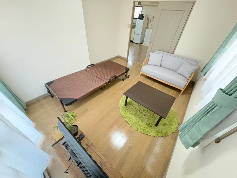 自宅で暮らすようなゆったりとした空間が魅力的♪出張の方はもちろん、学生さんや観光でいらっしゃる方にもSマンスーのお部屋は家具・家電・備品の充実度が高いため大変ご好評いただいております。