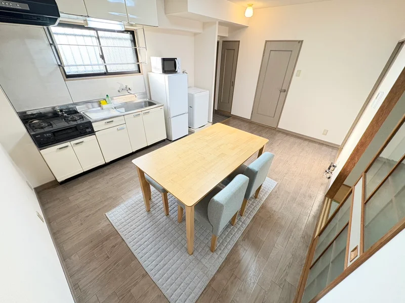 4人掛けのダイニングテーブル付☆★キッチンの隣にダイニングテーブルがありますので、お料理を運ぶのも簡単です♪♪