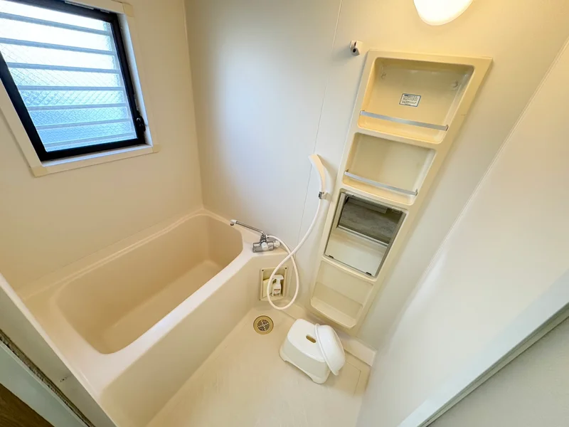 バストイレは別♪バスルームには風呂桶・風呂イス・風呂用洗剤・スポンジをご用意しておりますのでぜひご活用ください！
