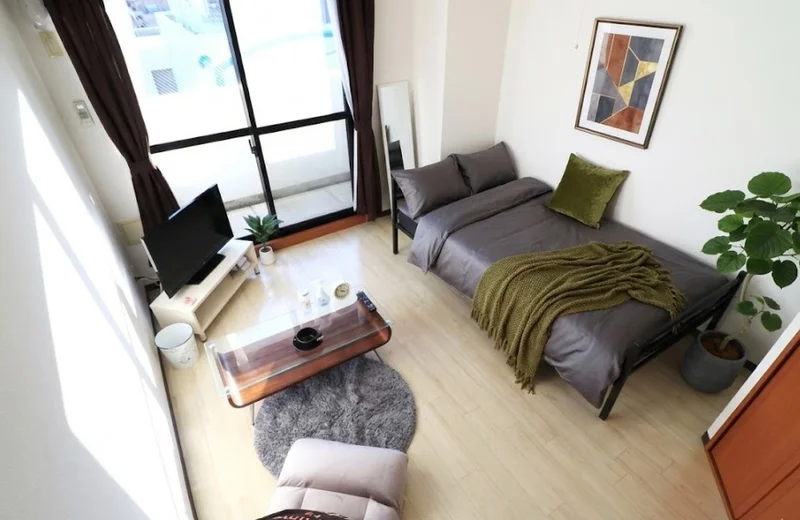 角部屋で　家具家電付きの入居即自宅のようにくつろいでいただけるマンスリーマンション！　あるとうれしい備品類もそろっているので便利です♪※植木と額とクッションなどの装飾は写真用です。