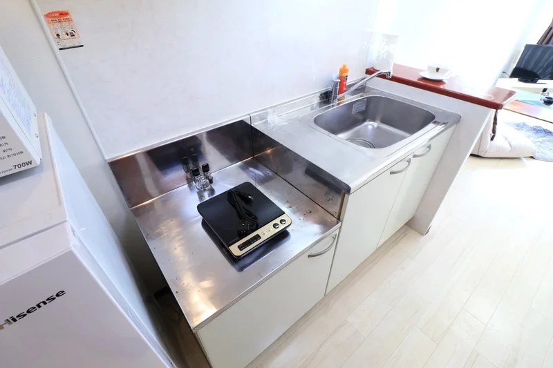 ICコンロでお手入れ楽々！　食器類や調理器具もそろっているので自炊もできて長期滞在でも健康面に考慮できます。
