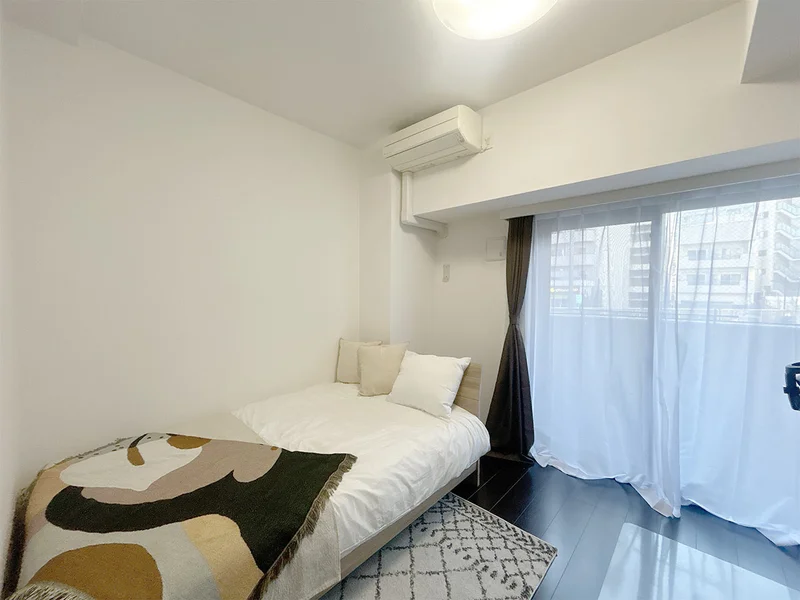 写真はお部屋のイメージです。ラグなどの室内装飾はございません。