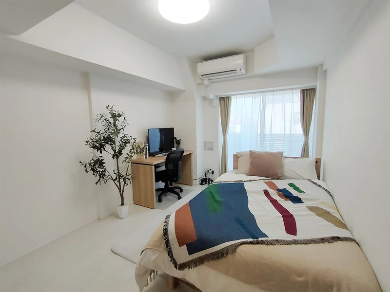 写真はお部屋のイメージです。ラグなどの室内装飾はございません。