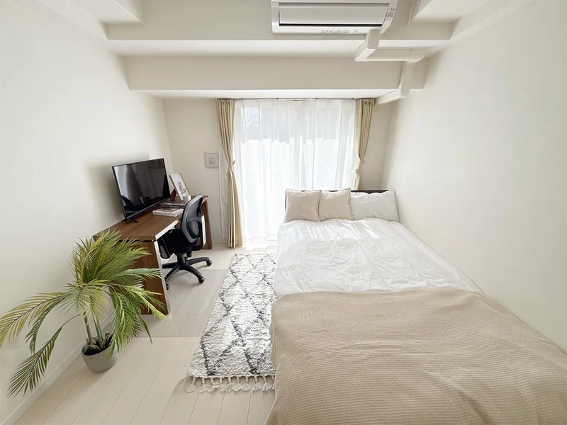 写真はお部屋のイメージです。ラグなどの室内装飾はございません。