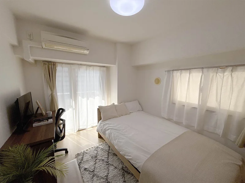 写真はお部屋のイメージです。ラグなどの室内装飾はございません。