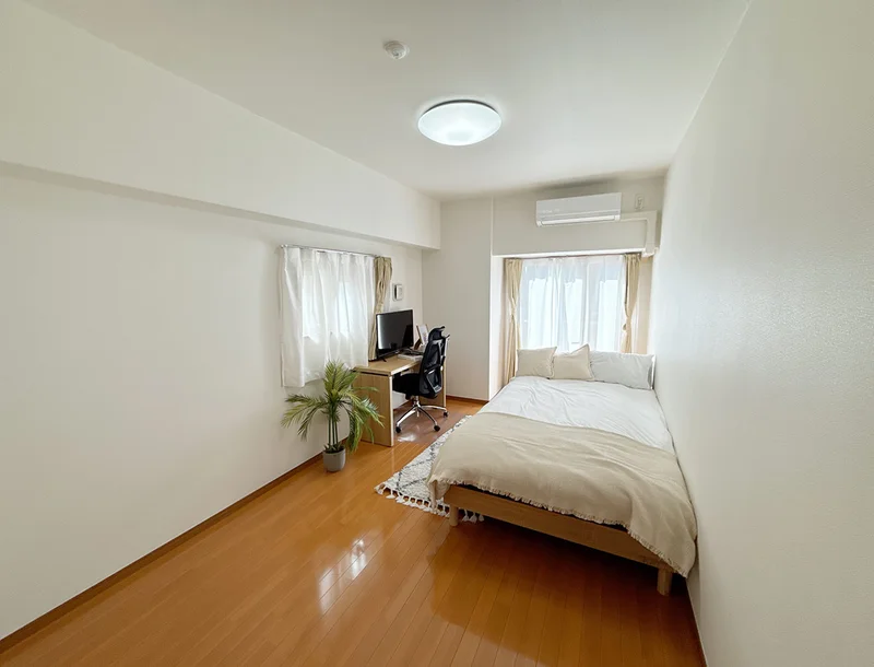 写真はお部屋のイメージです。ラグなどの室内装飾はございません。