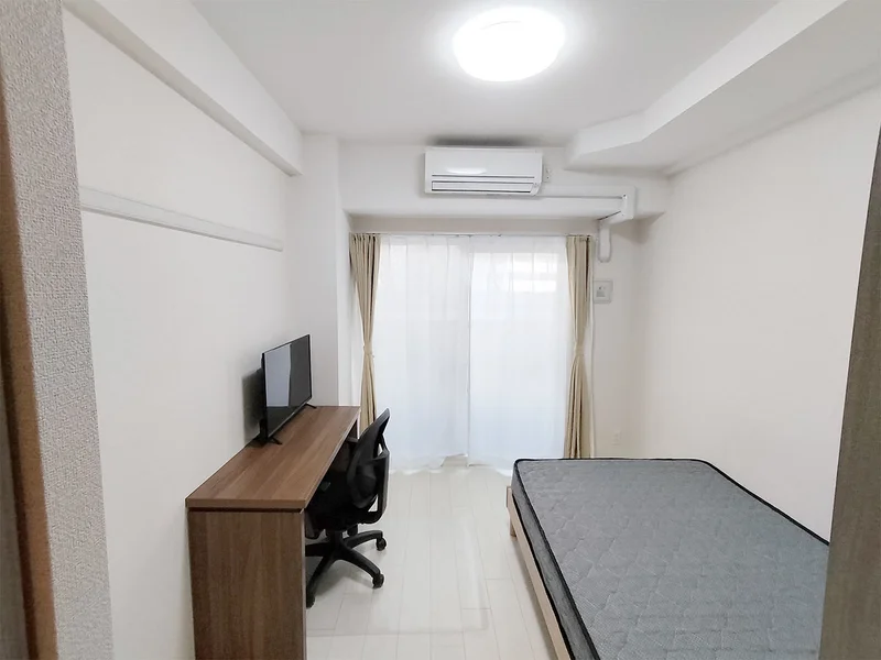 写真はお部屋のイメージです。ラグなどの室内装飾はございません。