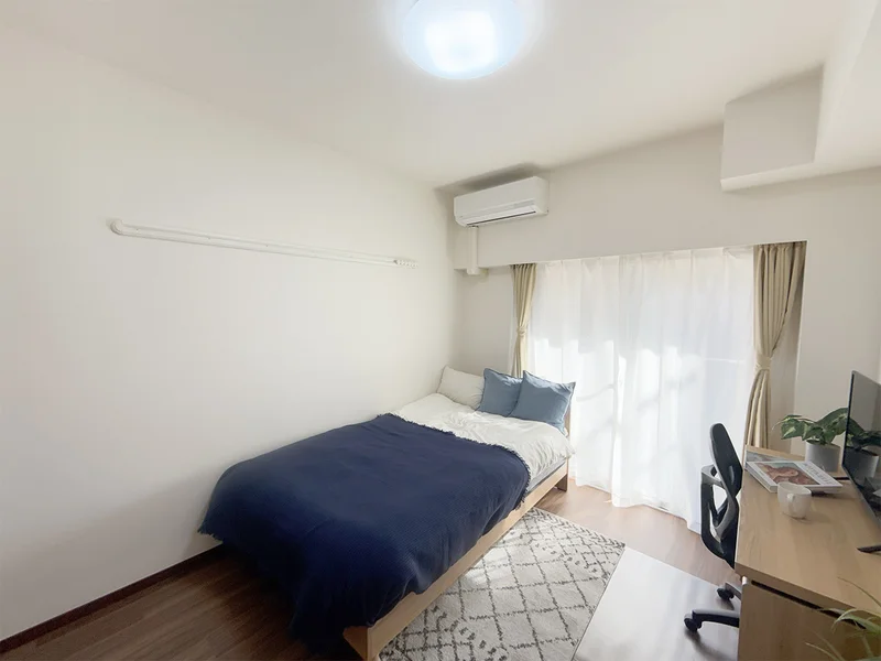 写真はお部屋のイメージです。ラグなどの室内装飾はございません。