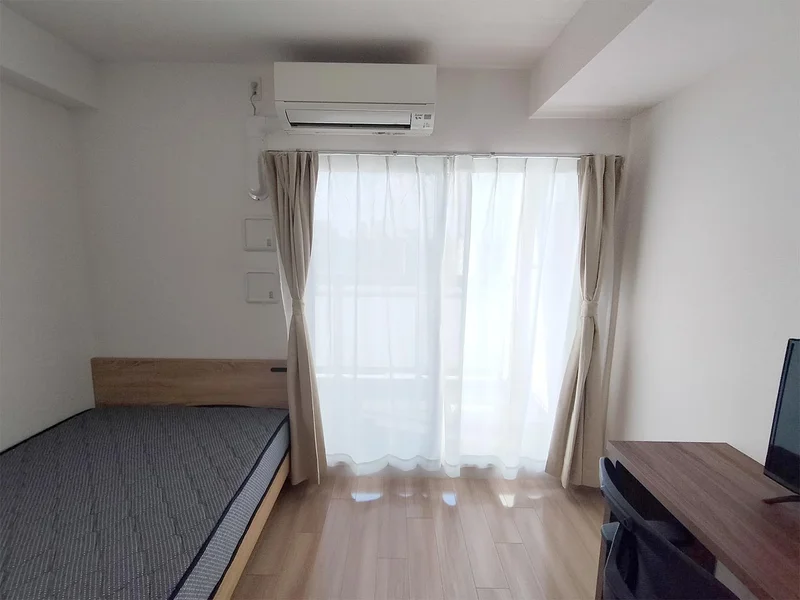 写真はお部屋のイメージです。ラグなどの室内装飾はございません。