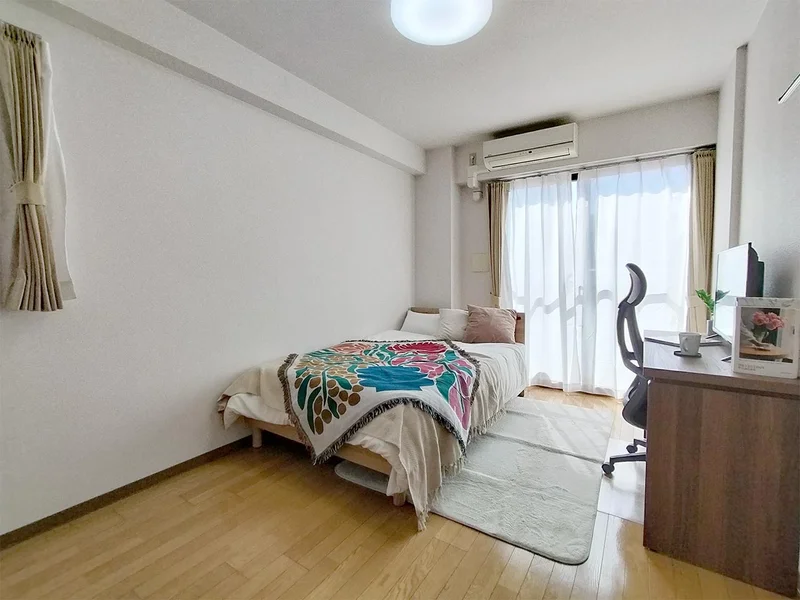 写真はお部屋のイメージです。ラグなどの室内装飾はございません。