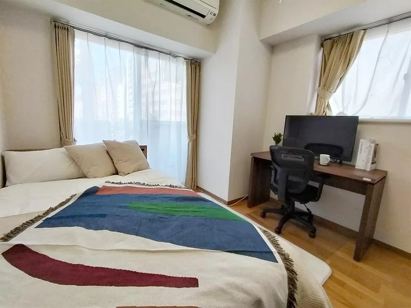 写真はお部屋のイメージです。ラグなどの室内装飾はございません。