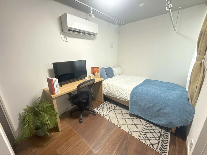 写真はお部屋のイメージです。ラグなどの室内装飾はございません。