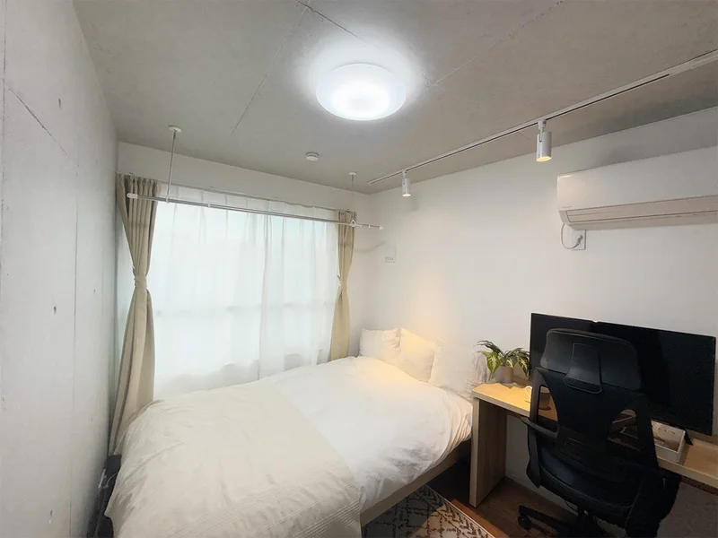 写真はお部屋のイメージです。ラグなどの室内装飾はございません。