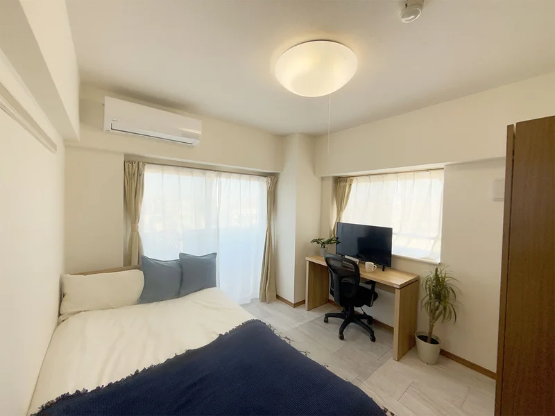 写真はお部屋のイメージです。ラグなどの室内装飾はございません。