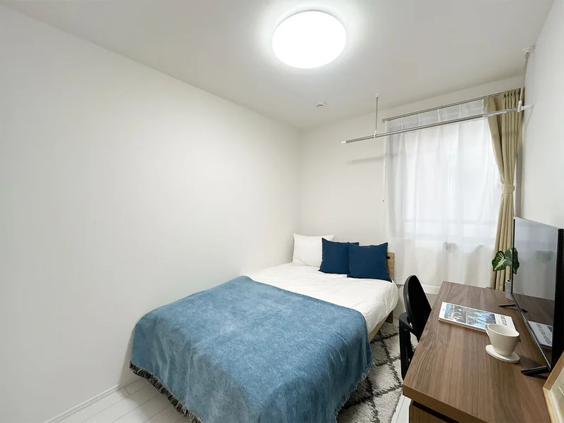 写真はお部屋のイメージです。ラグなどの室内装飾はございません。