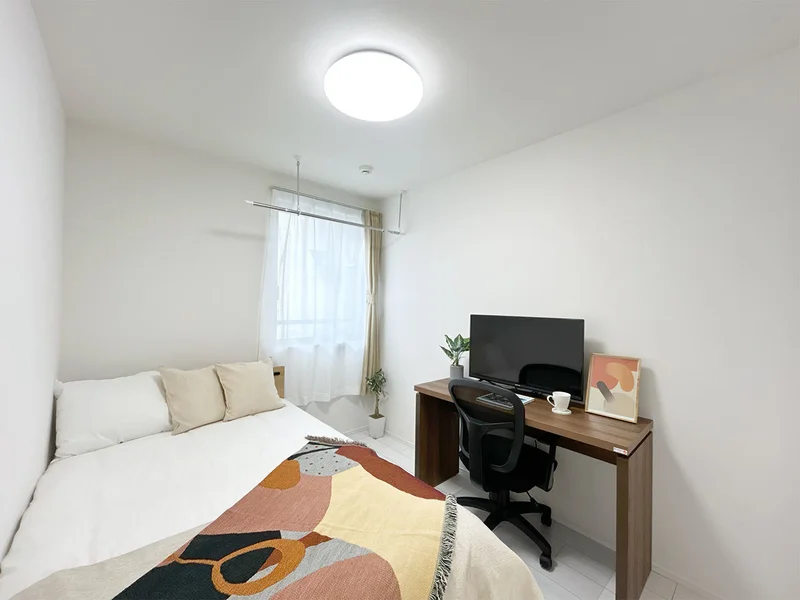 写真はお部屋のイメージです。ラグなどの室内装飾はございません。