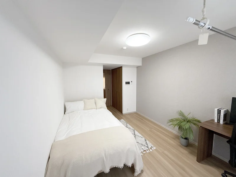 写真はお部屋のイメージです。ラグなどの室内装飾はございません。