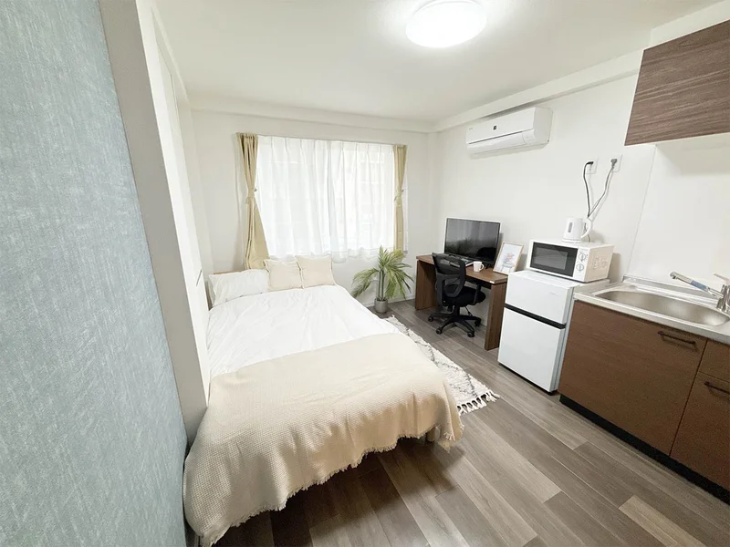 写真はお部屋のイメージです。ラグなどの室内装飾はございません。