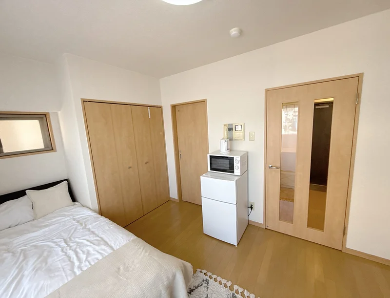 写真はお部屋のイメージです。ラグなどの室内装飾はございません。