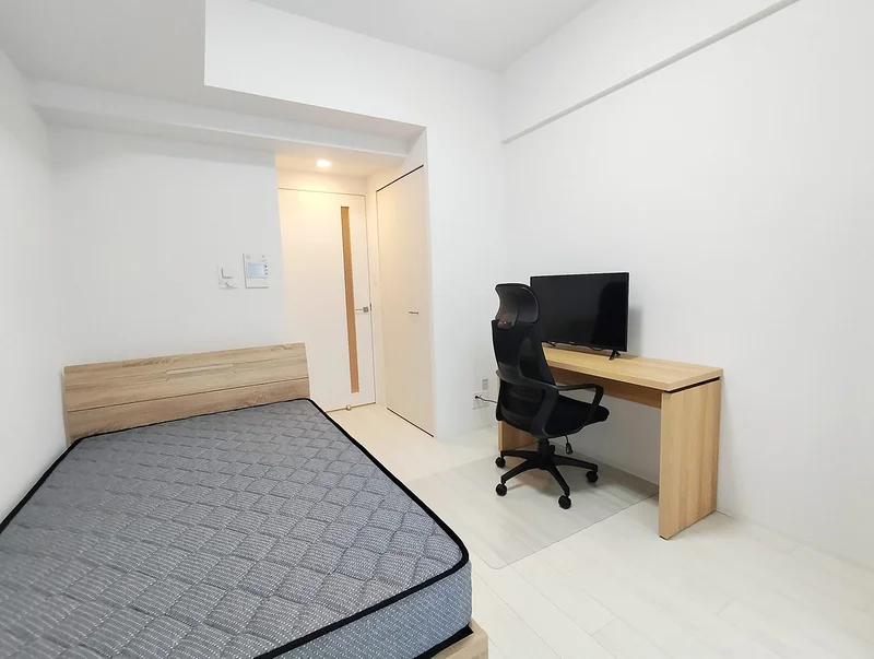 写真はお部屋のイメージです。ラグなどの室内装飾はございません。