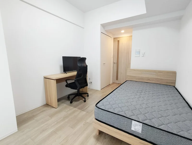 写真はお部屋のイメージです。ラグなどの室内装飾はございません。