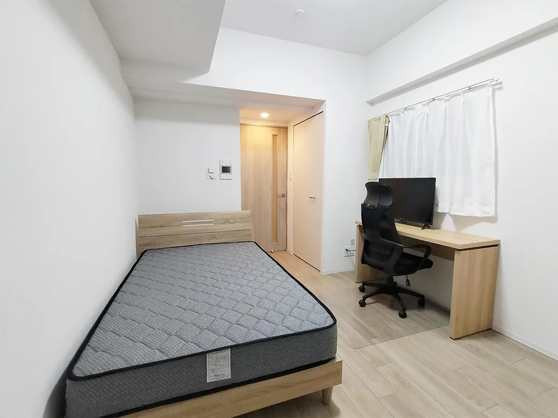 写真はお部屋のイメージです。ラグなどの室内装飾はございません。