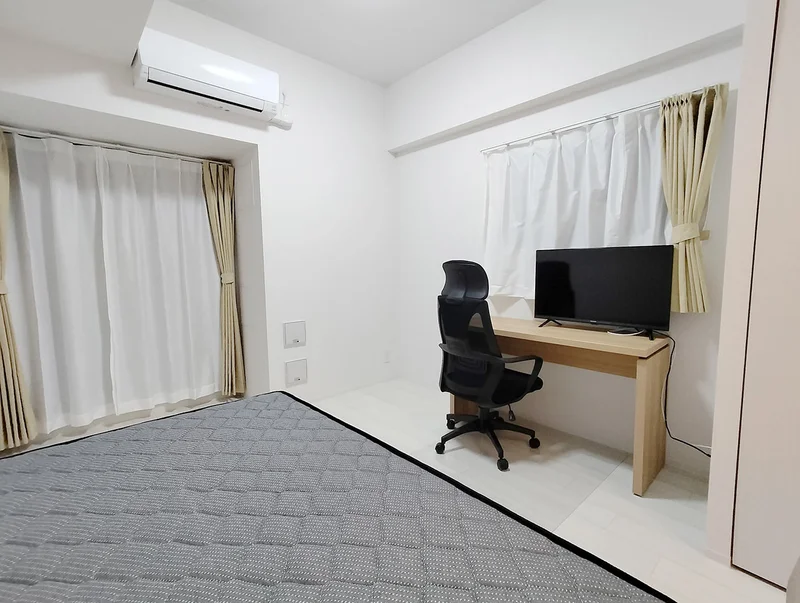 写真はお部屋のイメージです。ラグなどの室内装飾はございません。