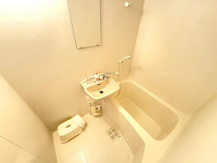 バストイレは別♪バスルームには風呂桶・風呂イス・風呂用洗剤・スポンジをご用意しておりますのでぜひご活用ください！