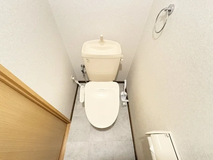 ウォシュレットつきのトイレです。老若男女皆様に安心してご利用いただけますね☆トイレにもトイレ用洗剤とトイレ用ブラシをご用意しておりますので長期ご利用の場合の気になる汚れなどもお掃除して頂けます＾＾