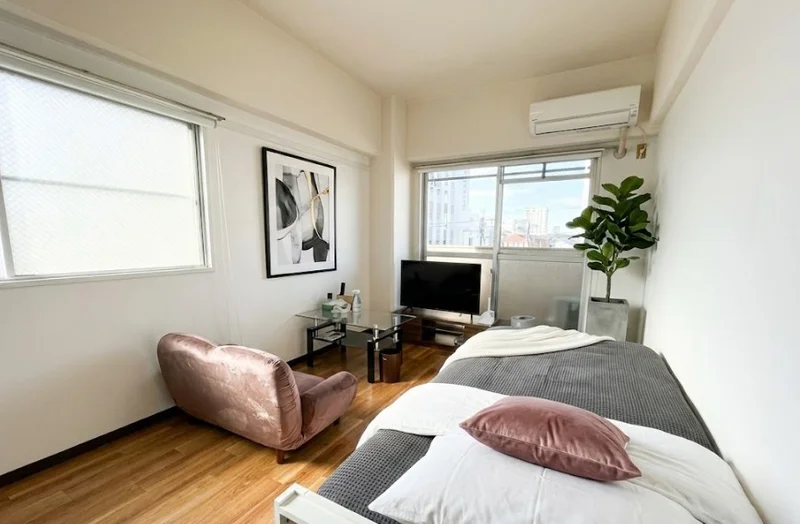 【室内画像】岡山人気ウィークリーマンションのお部屋です♪お部屋のクロスがとてもオシャレです(^^♪研修などのご利用にも最適です★法人契約歓迎、保証人不要、緊急連絡先可🌟※植木と額とクッションなどの装飾は写真用です。